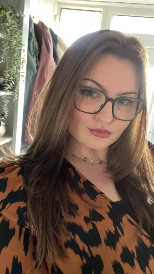 Gal with glasses but Christmas party edition 🎄❤️