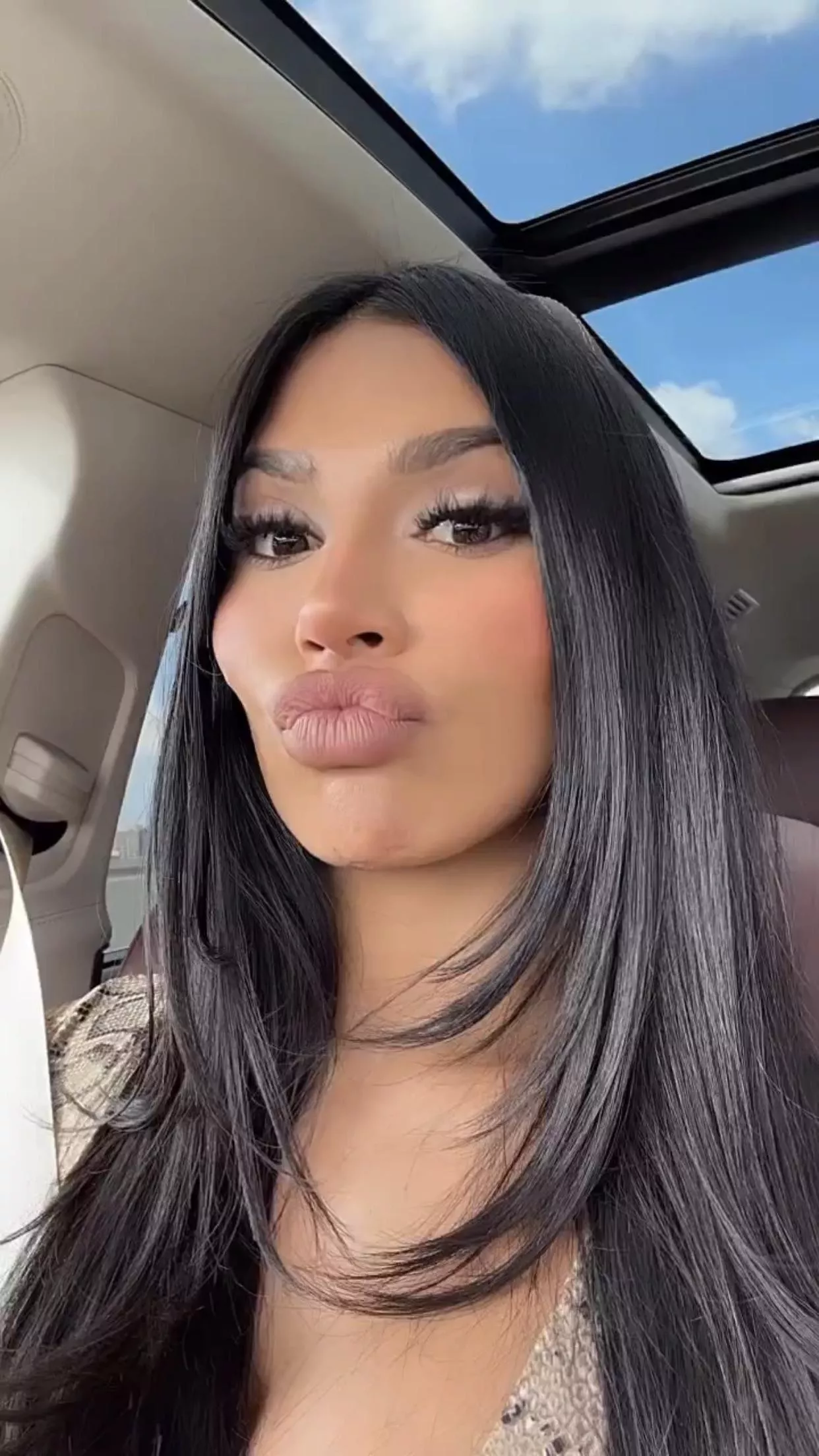 Gallienne Nabila showing her perfect lips