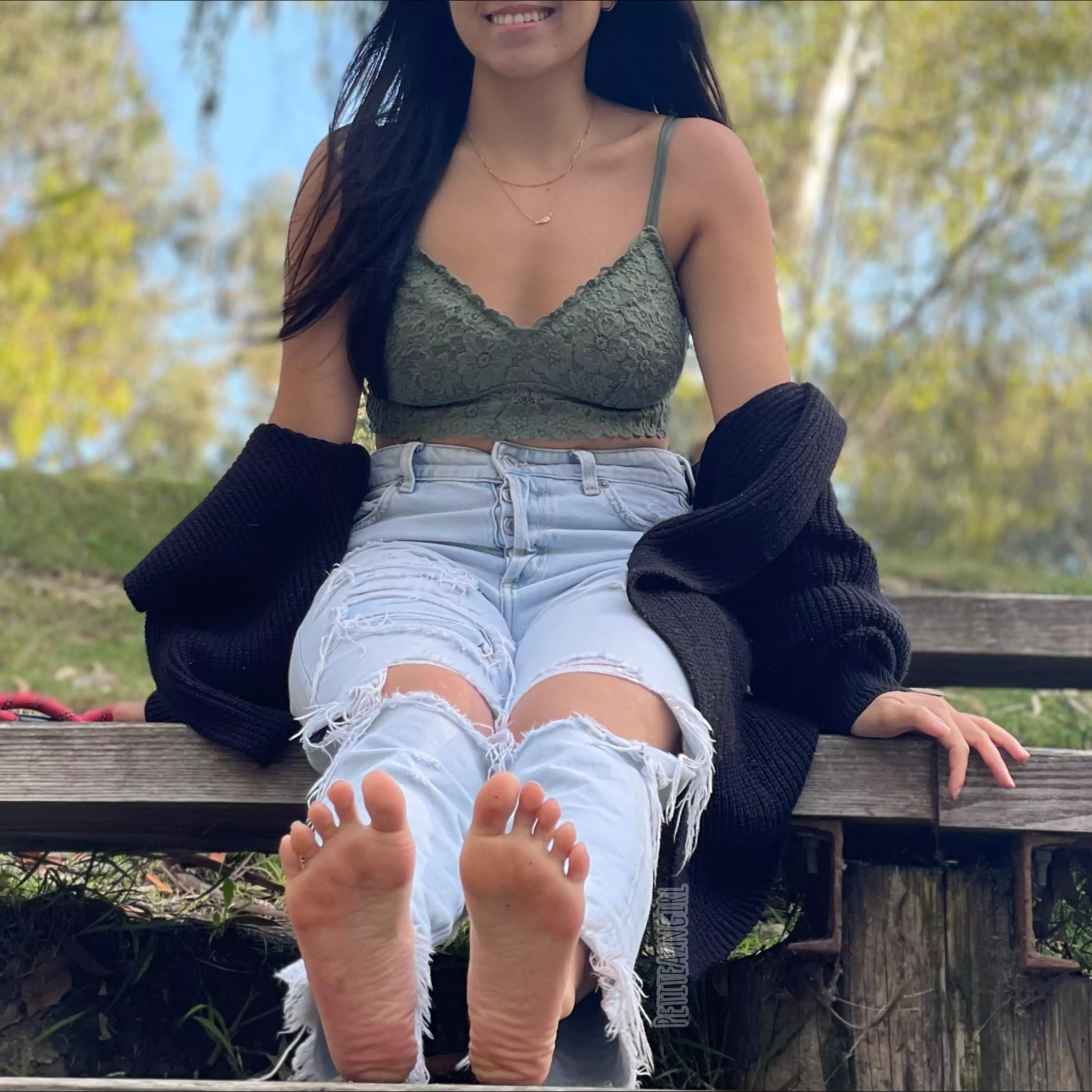 Get under here and worship my feet 😈