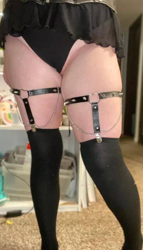 Goth garters