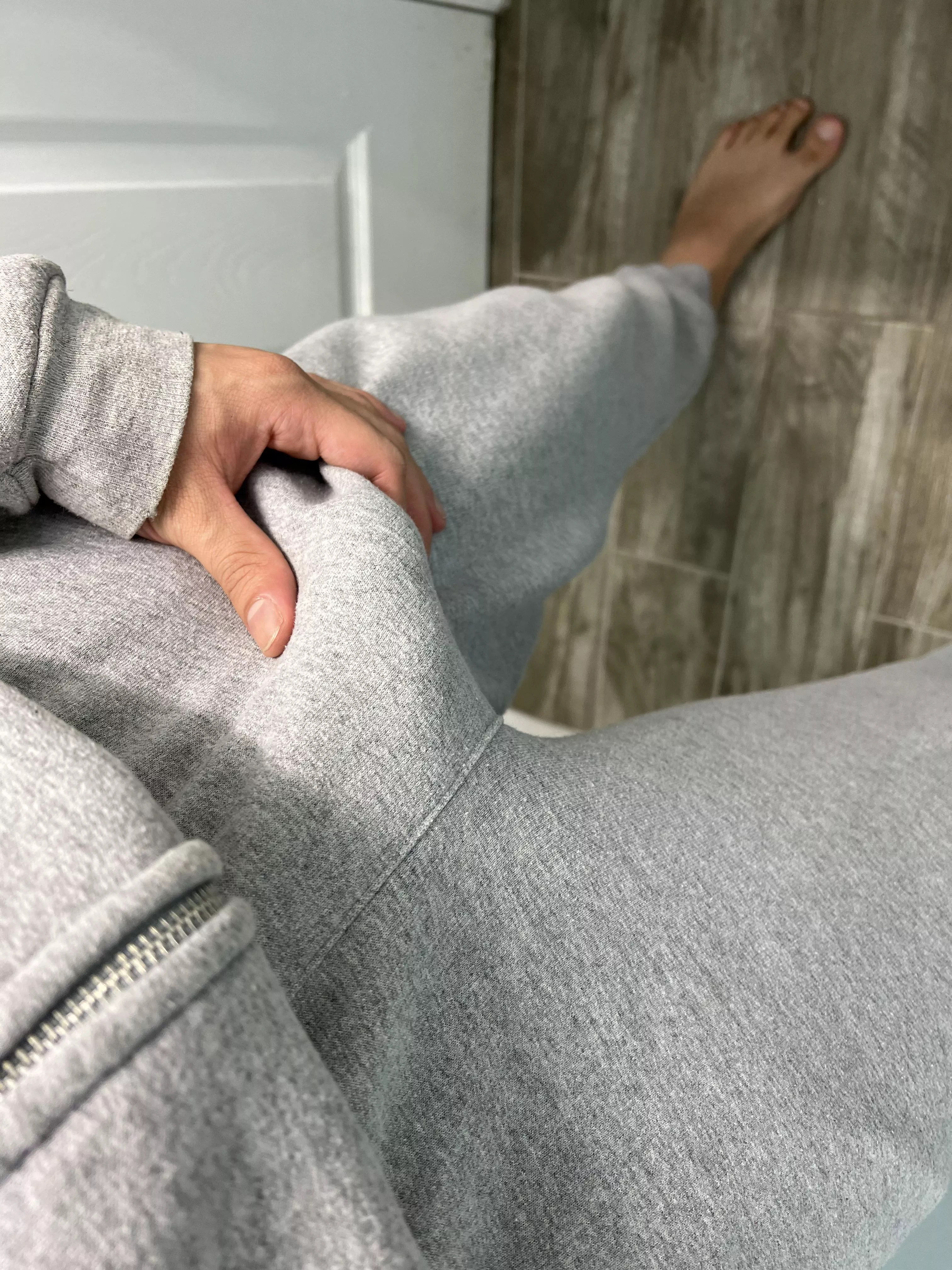 grey sweats ;)