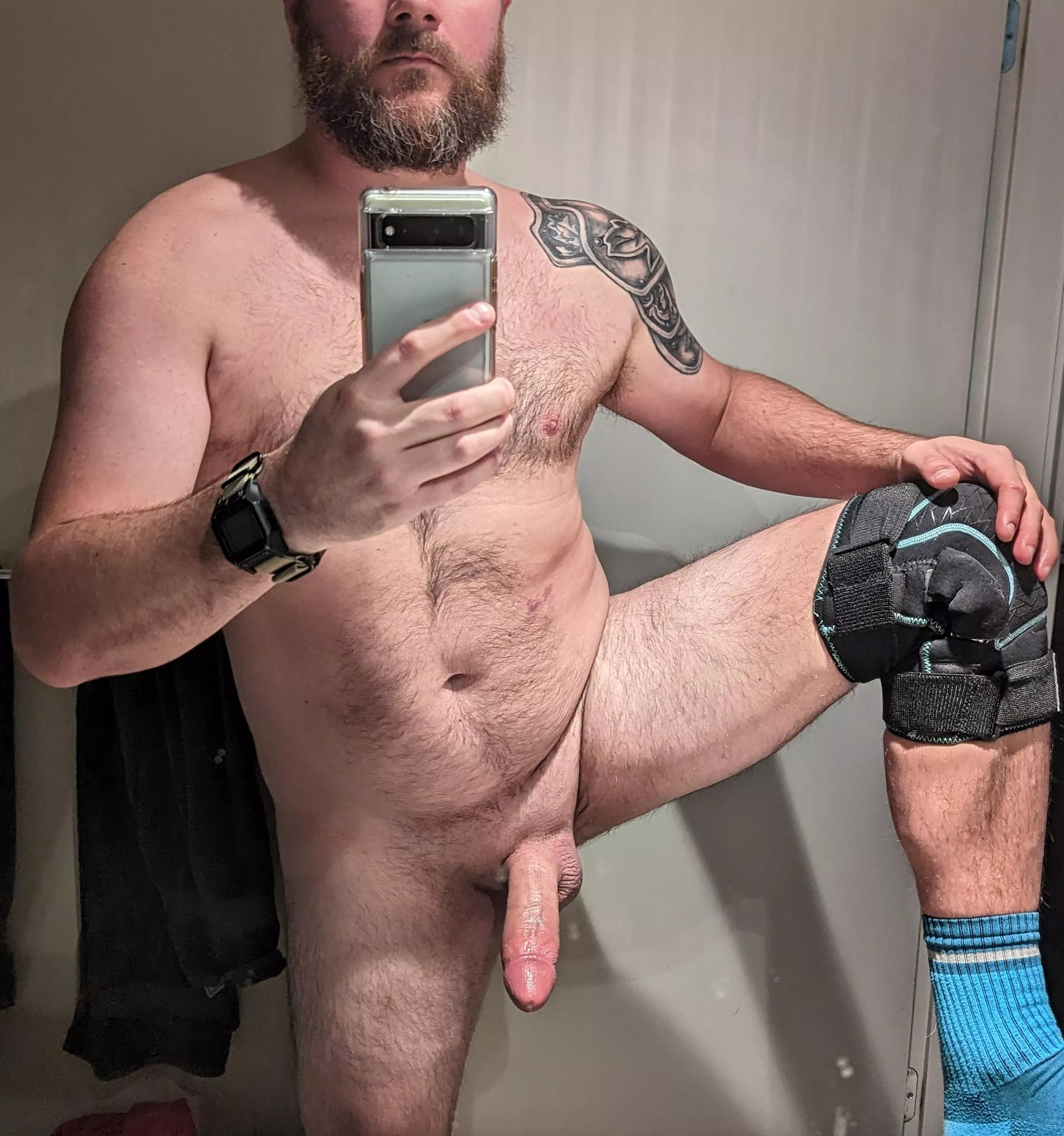 Help me adjust my knee brace?