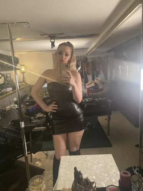 Hit up the arrow if you’re willing to be totally feminized and get pegged by Mommy 👢👅✅