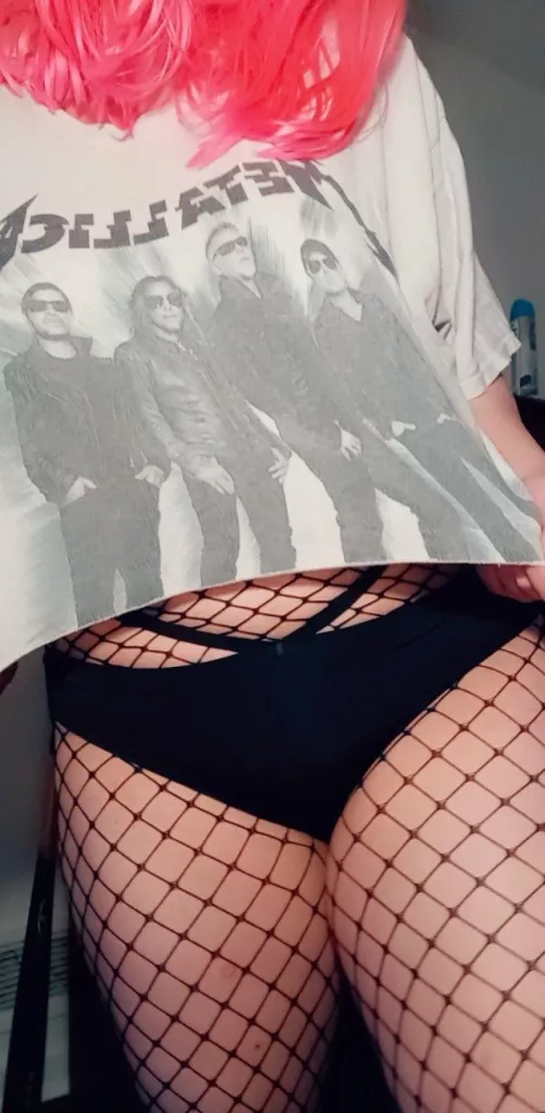 I know you wanna meet me at a concert like this and rip off my panties behind the merch station ;)