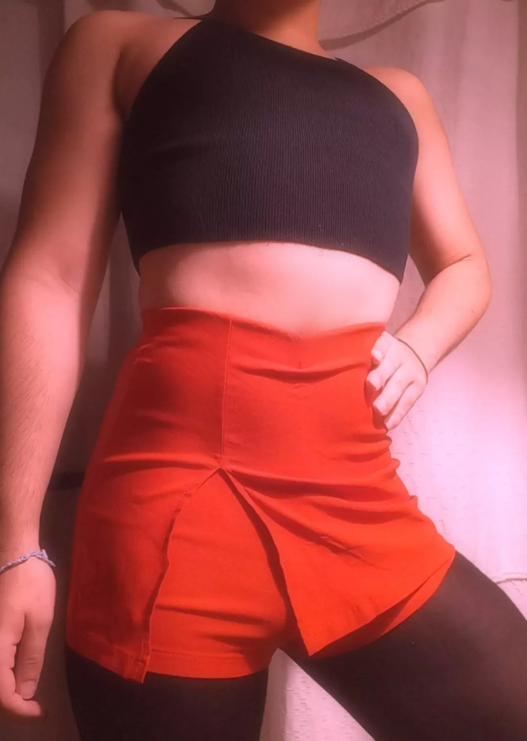 I think it looks pretty on me, although I'm a bit chubby and I think it shows a lot :<