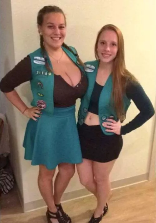 I wonder which one of these Girl Scouts ended up selling more boxes of cookies🌰🌰👀 🍪💵