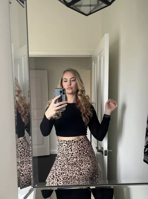 Is clothed mirror selfie still hot?