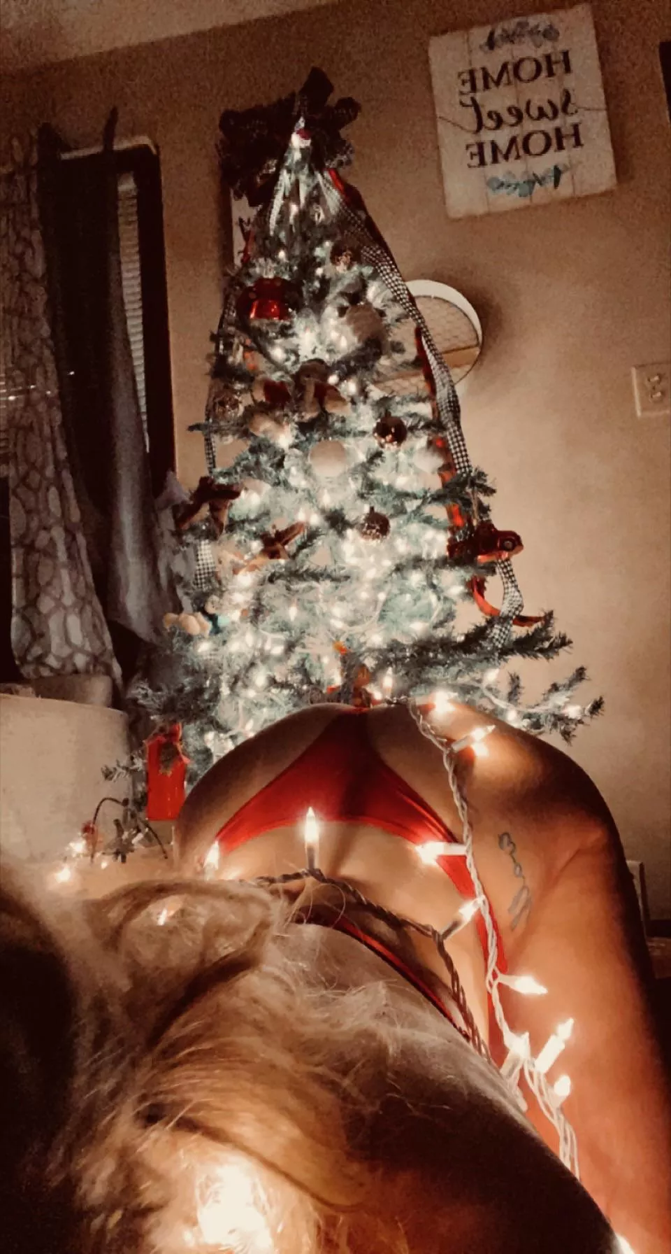 It’s almost that time I wanna get caught by Santa 🥵