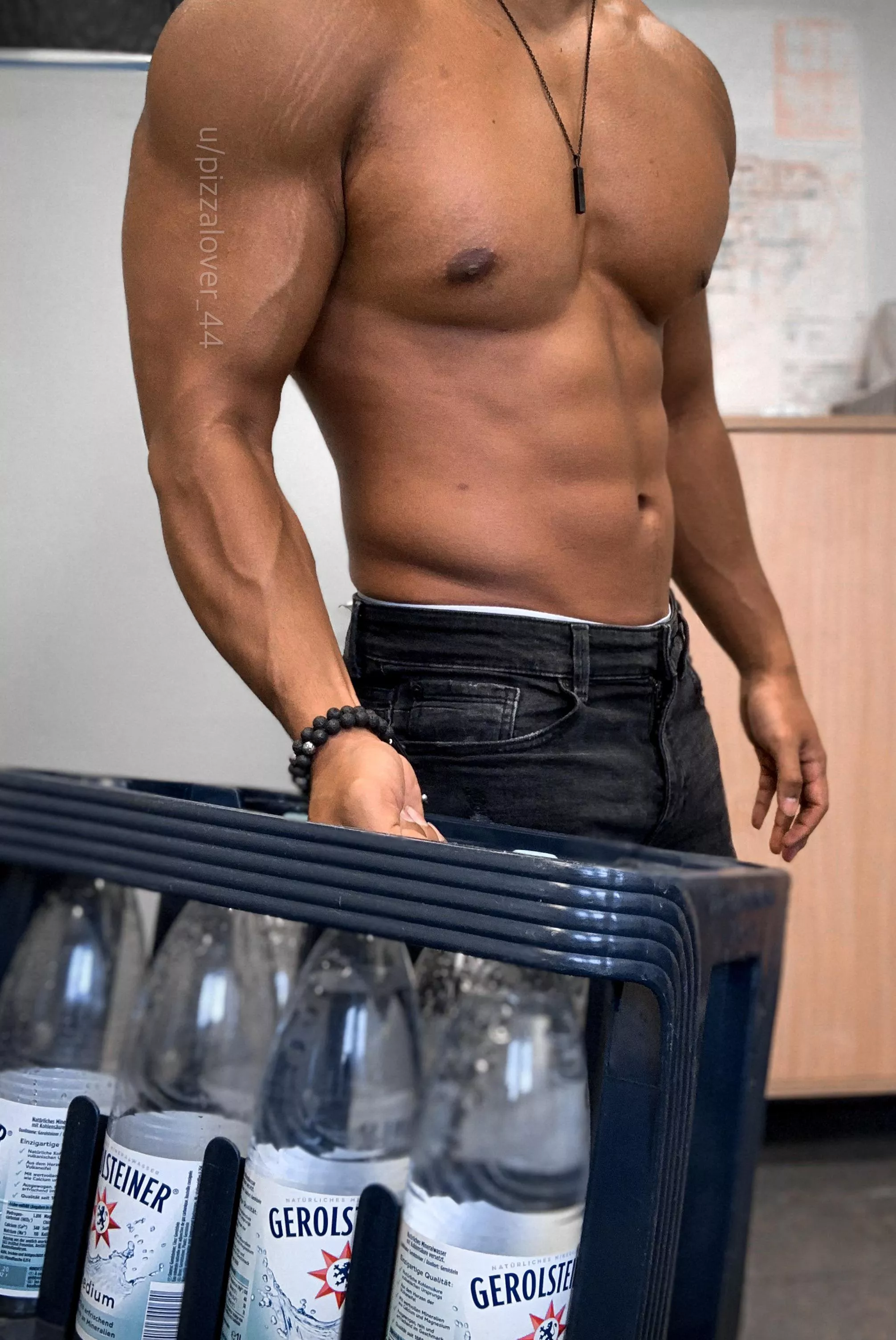 [M] Quick office workout. Gotta help yourself if there are no dumbbells 🍕❤️