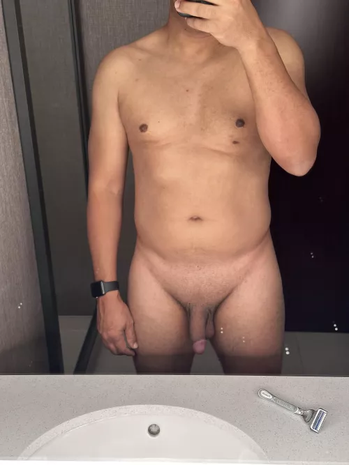 M44 185lbs 5’10” - hotel bathroom lighting can be more flattering than a chronic dadbod deserves.
