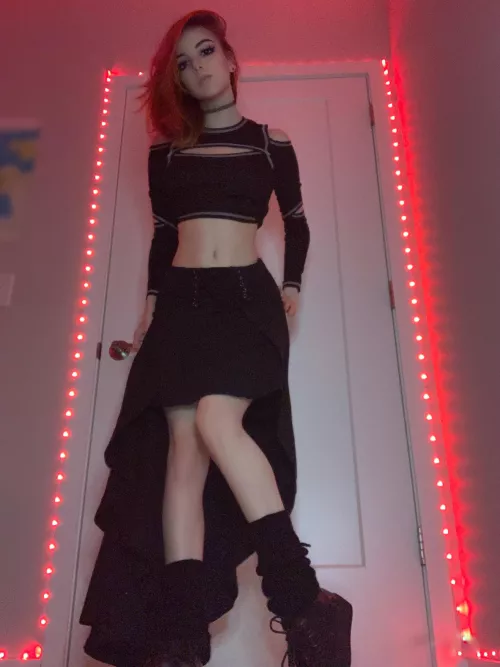 New crop top, really liking this one 🖤