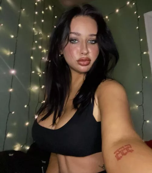 Pretty and got titties🧎🏻‍♀️👼🏼