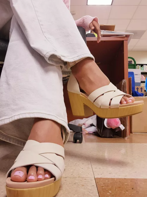Quick feet pic at the office 💖