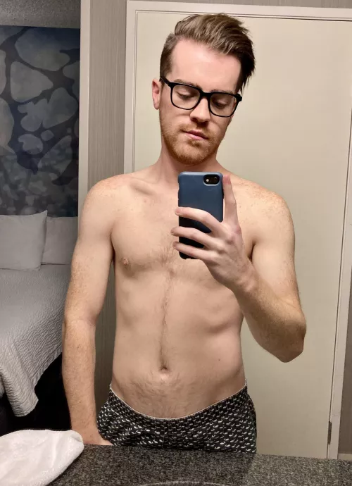 The lighting in this hotel bathroom was too good not to take a 📸