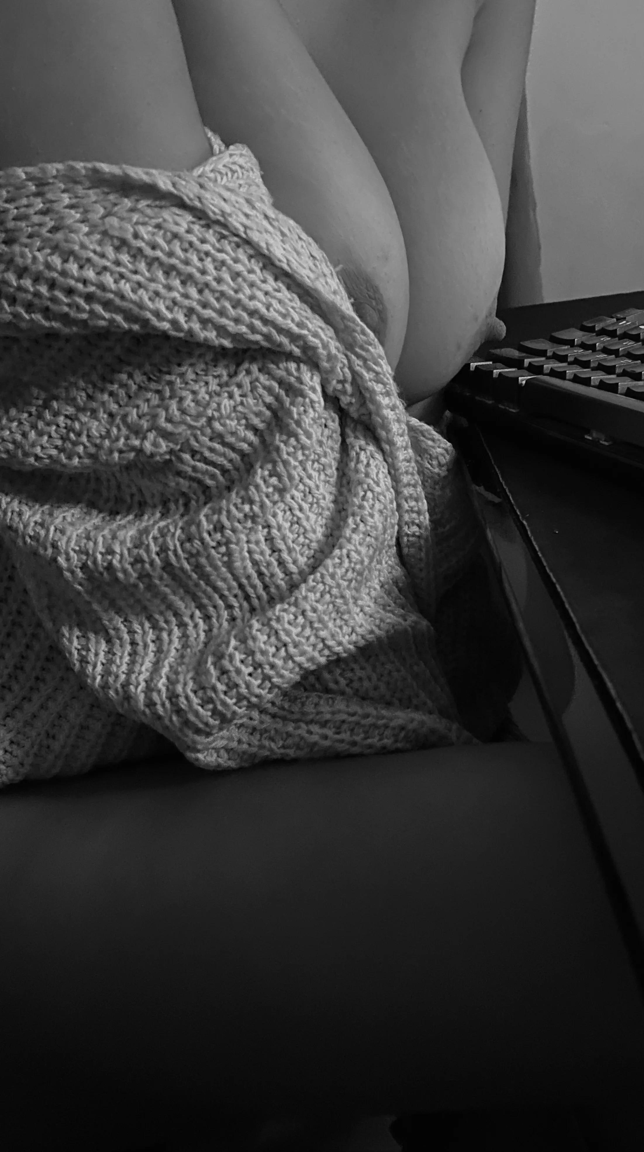 Tryna type with my boobies 😋🔥