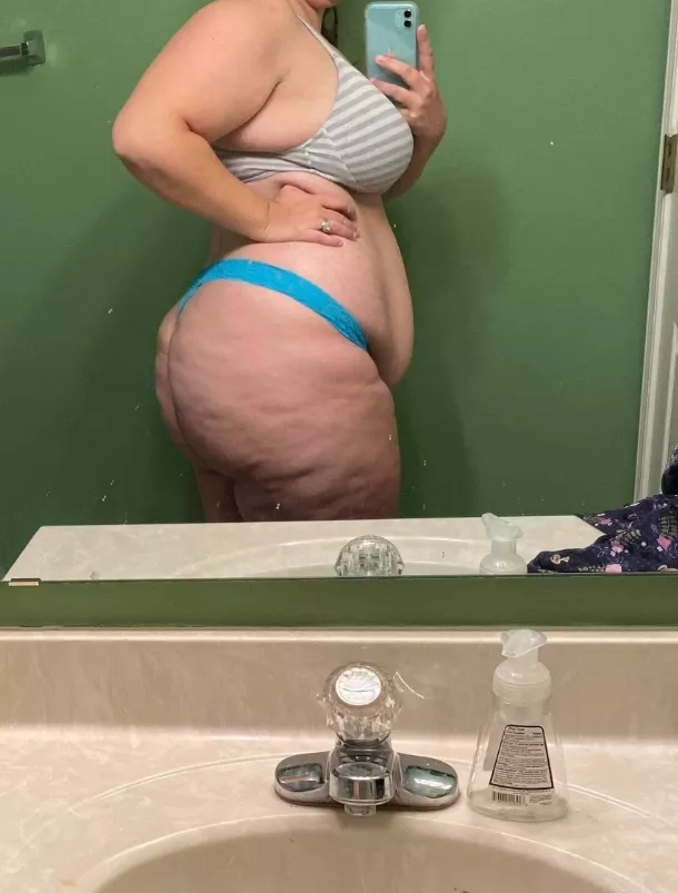 Wanna celebrate thong thursday by bending me over this sink? 😜