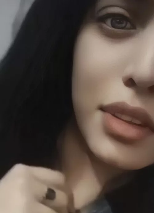 What you want to do with her sexy face? 💦