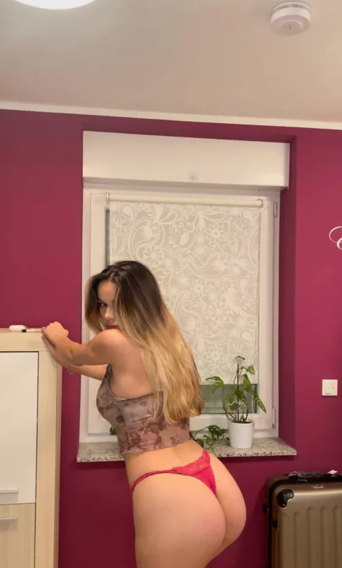 Would you fuck my 18 year old virgin asshole raw?😈