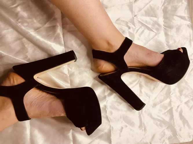 Black velvet heels 😈