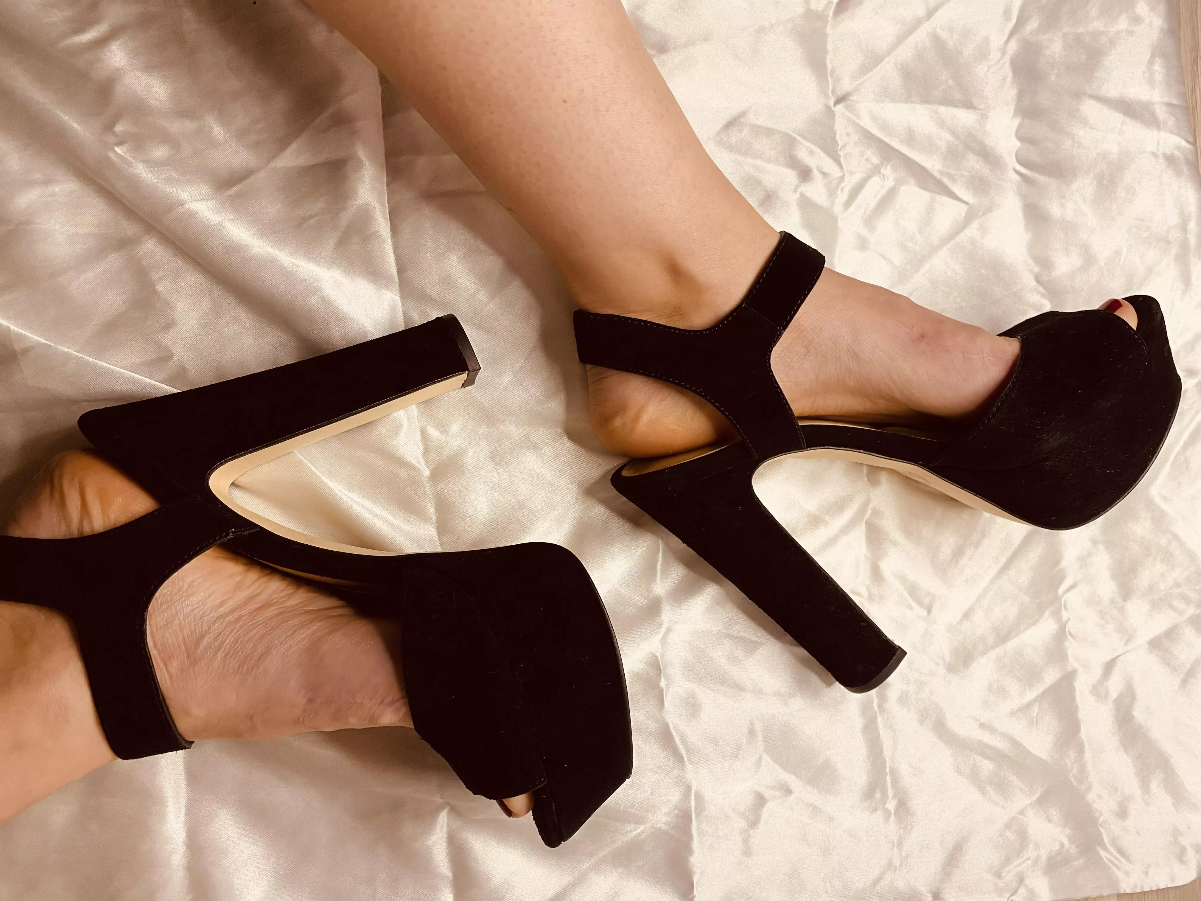 Black velvet heels 😈