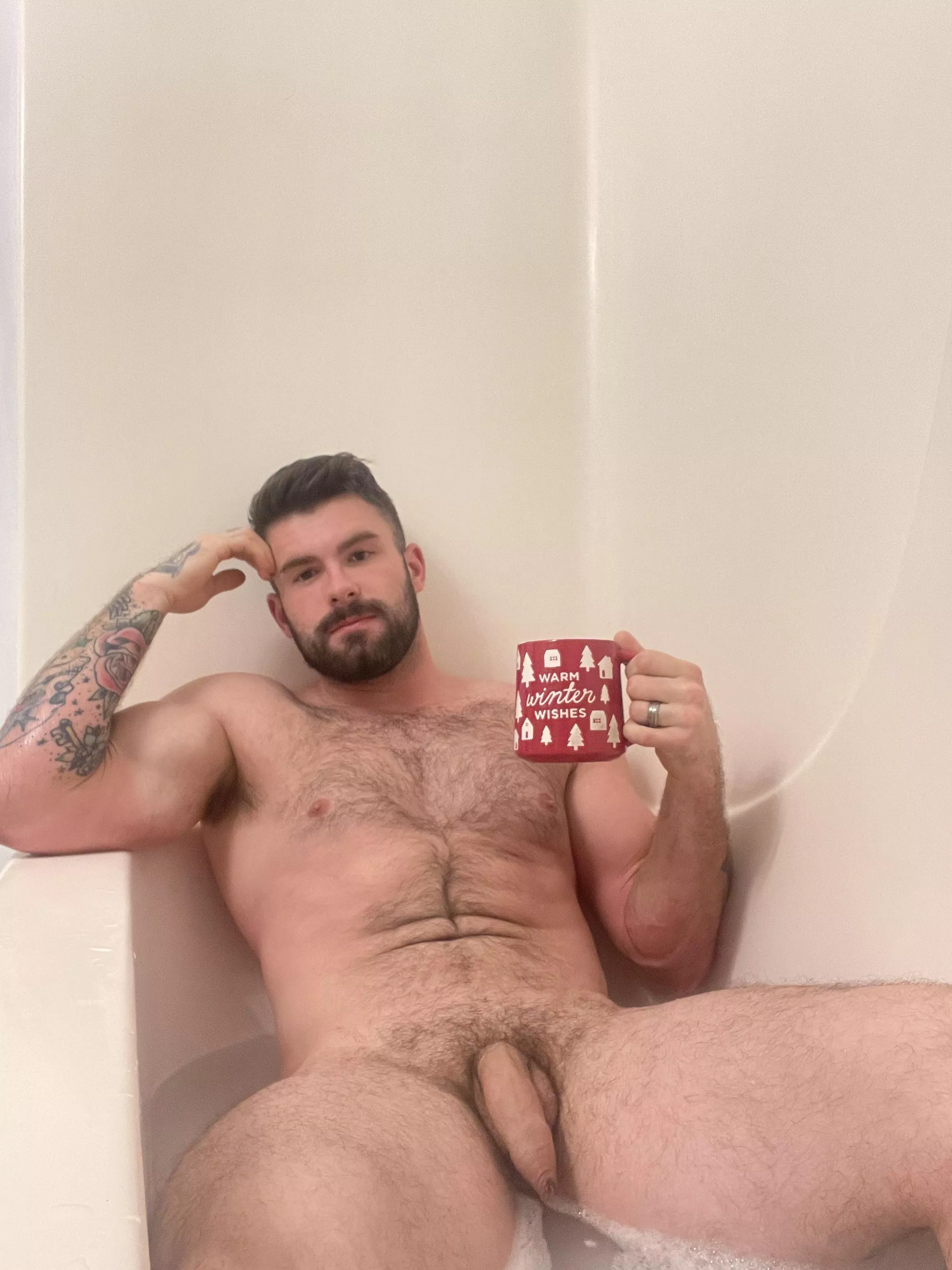 Cold mornings mean starting off with coffee in a warm bath 😂, cheers!