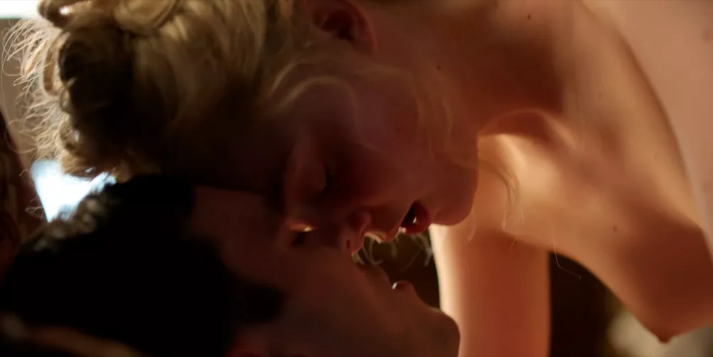 Elle Fanning topless