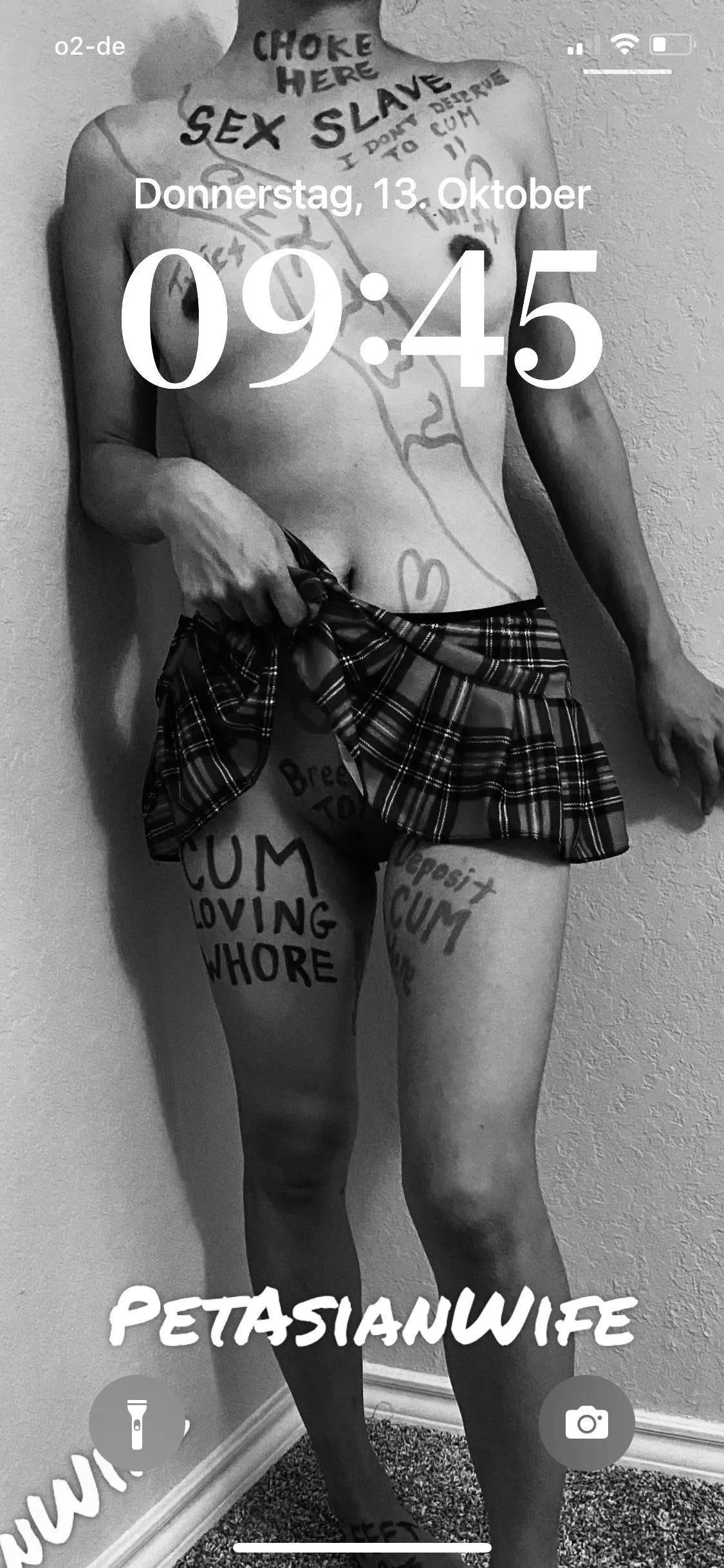 [F] Used as a screen saver 👀. Anyone else do this with my pics?