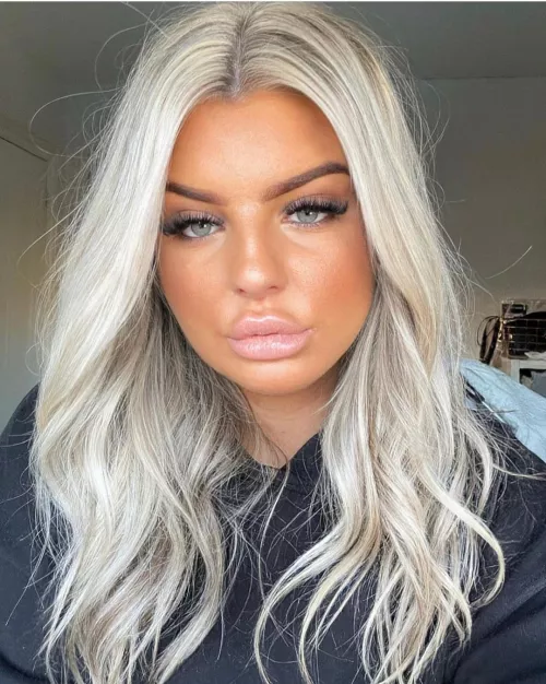 Fake lips and false tan on this bimbo