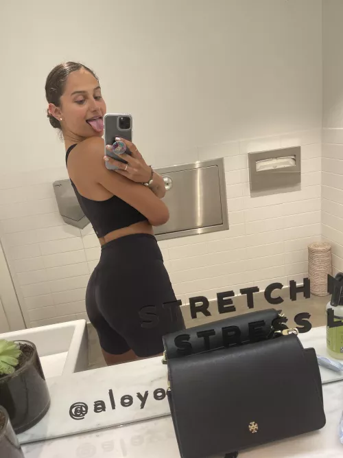 Have a peachy Friday ✨