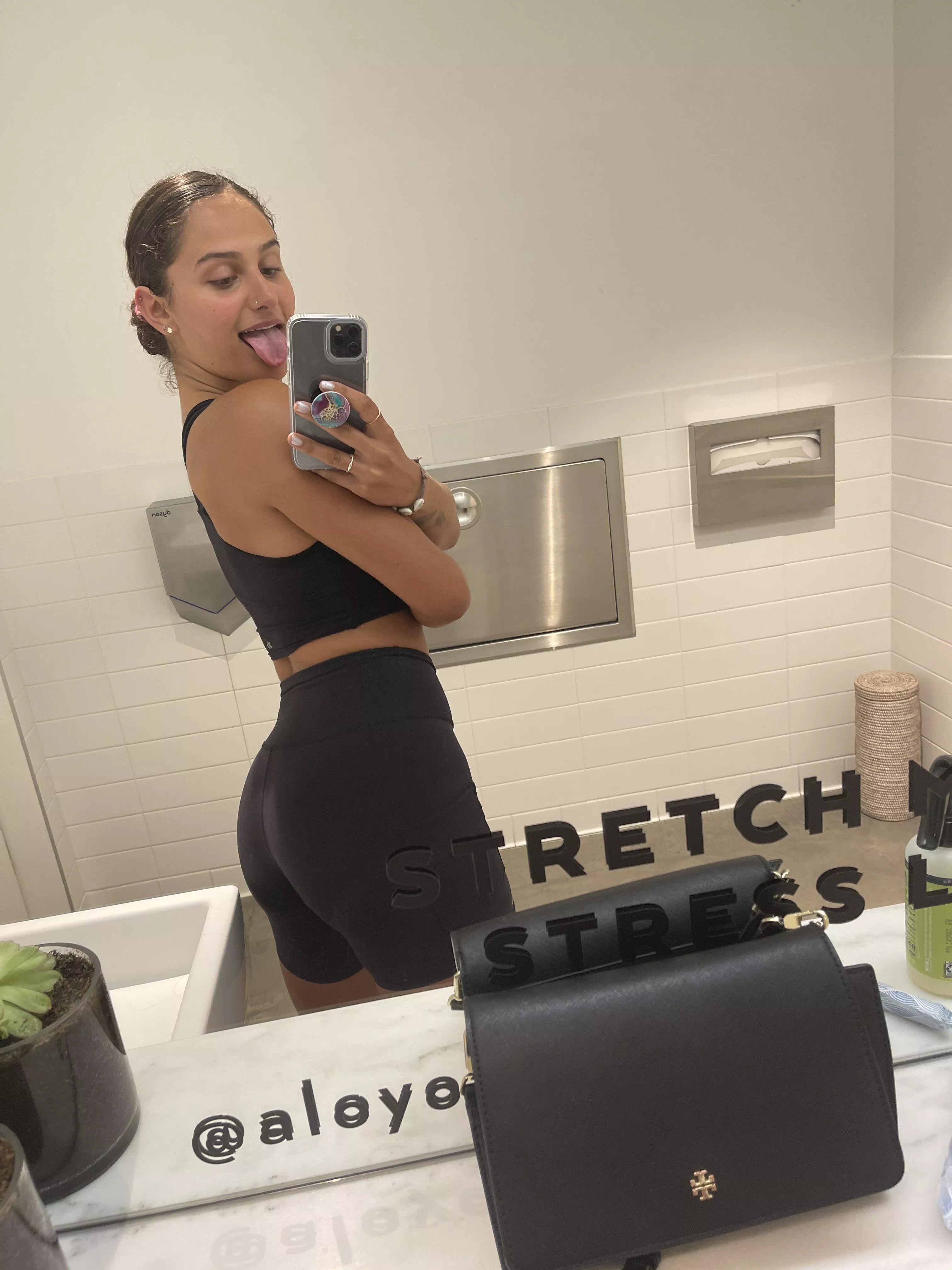 Have a peachy Friday ✨