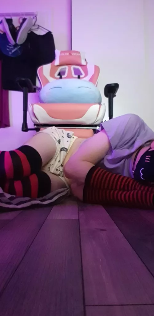 He gets the seat, I get the floor😖