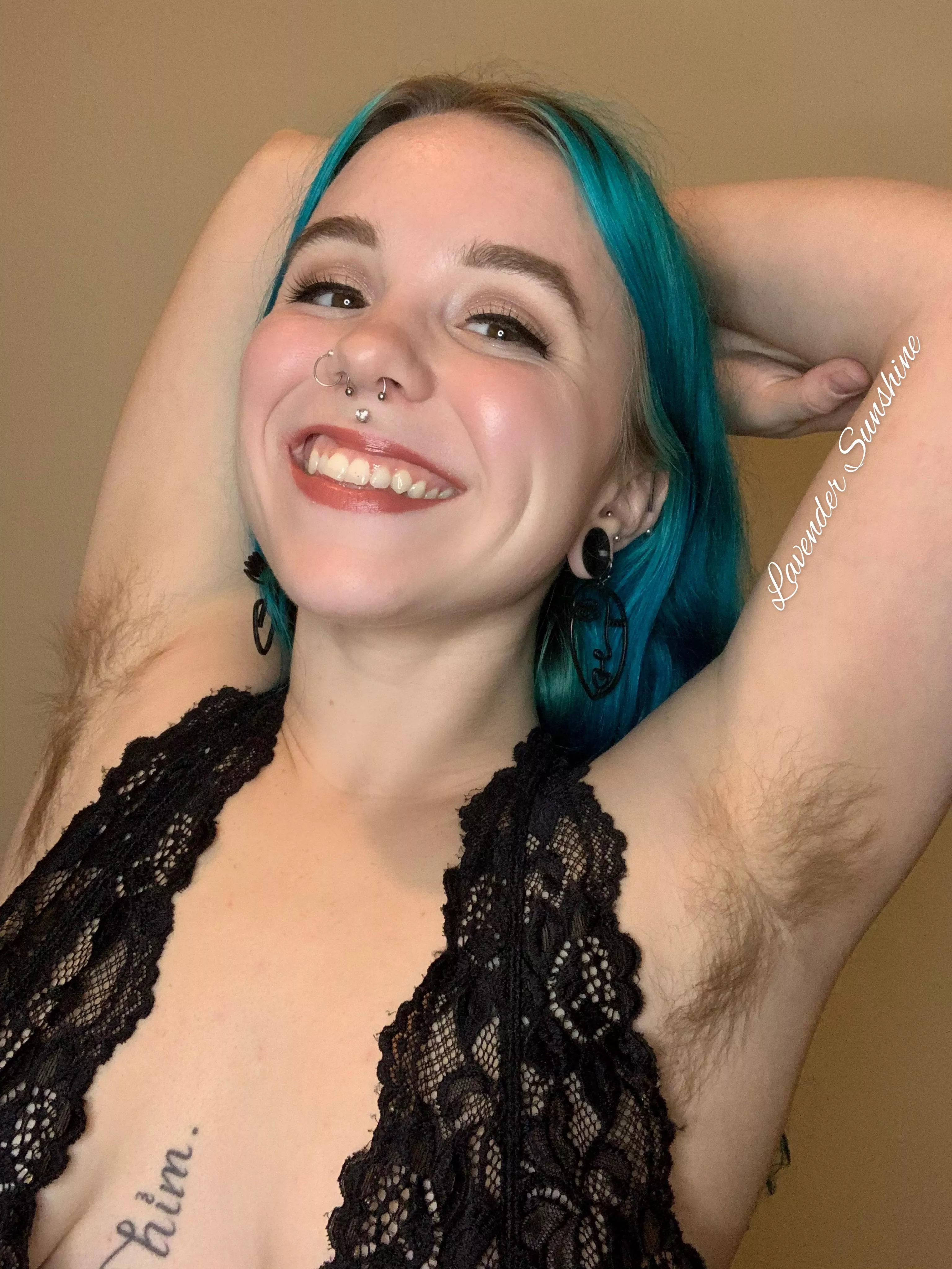I know at least one person here loves hairy armpits 😇