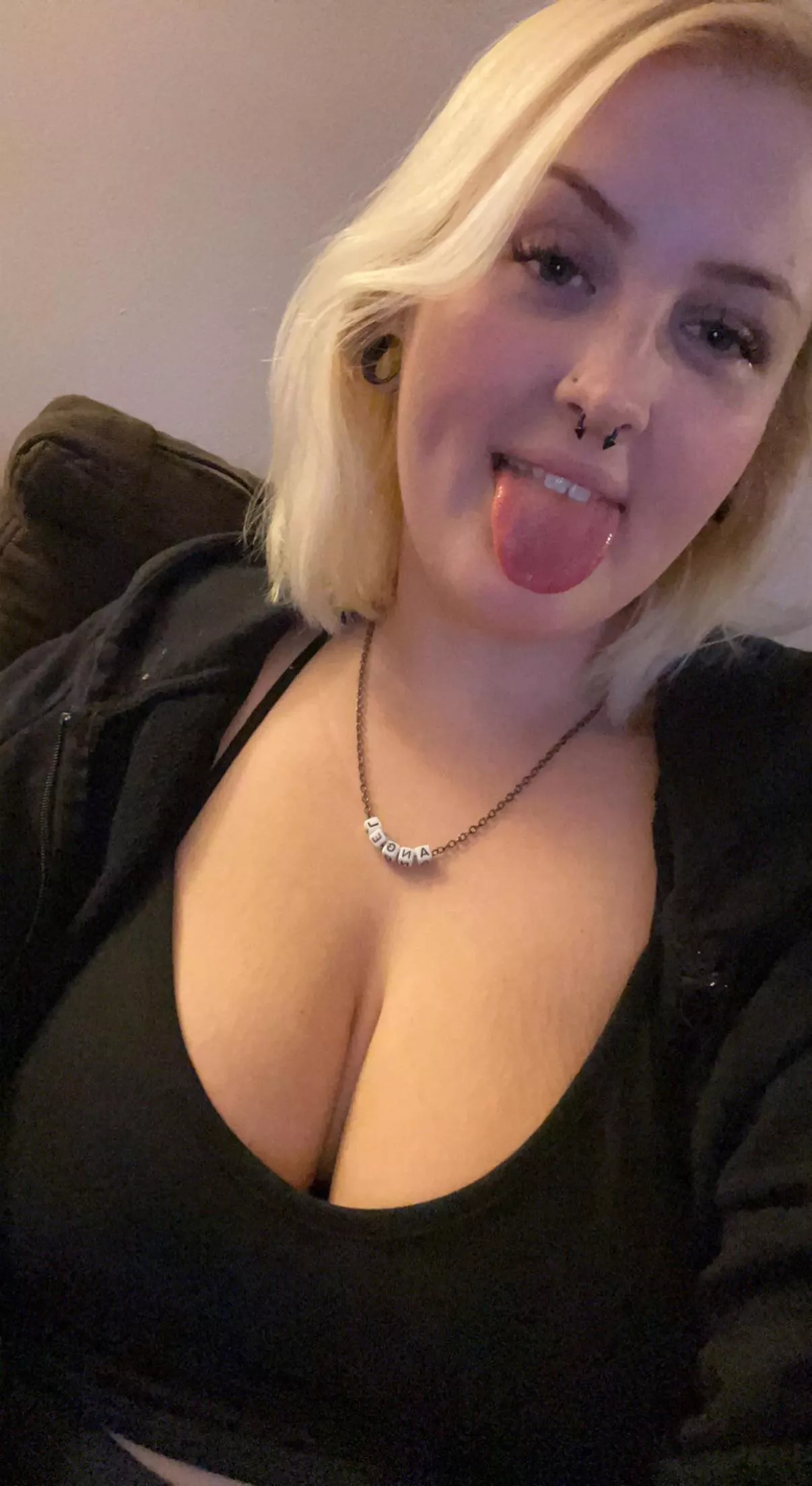 I love my cleavage tbh.. I'm always checking my titties out when I'm in anything low cut 🥸😂