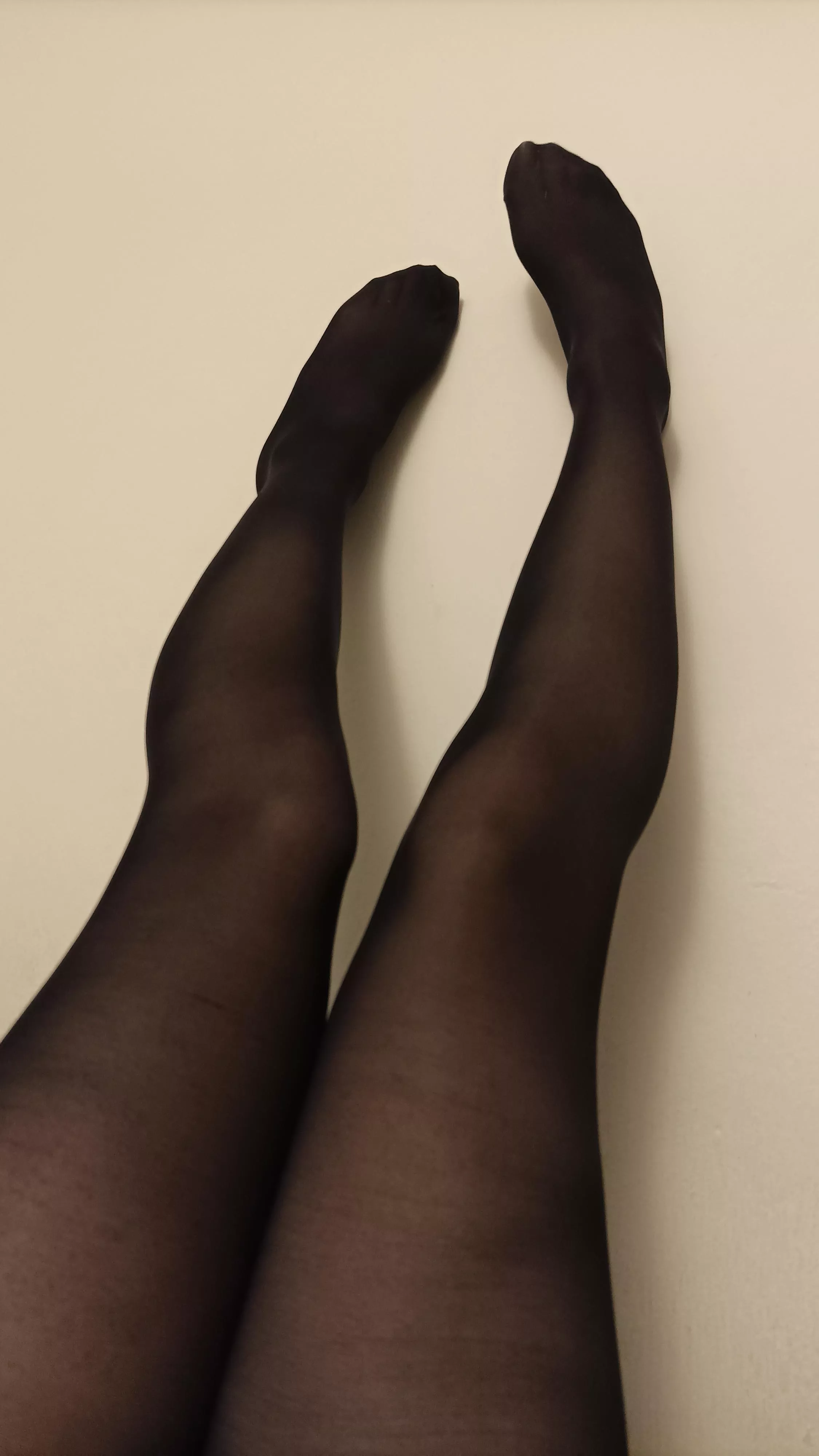 I love putting my legs in the wall🤭