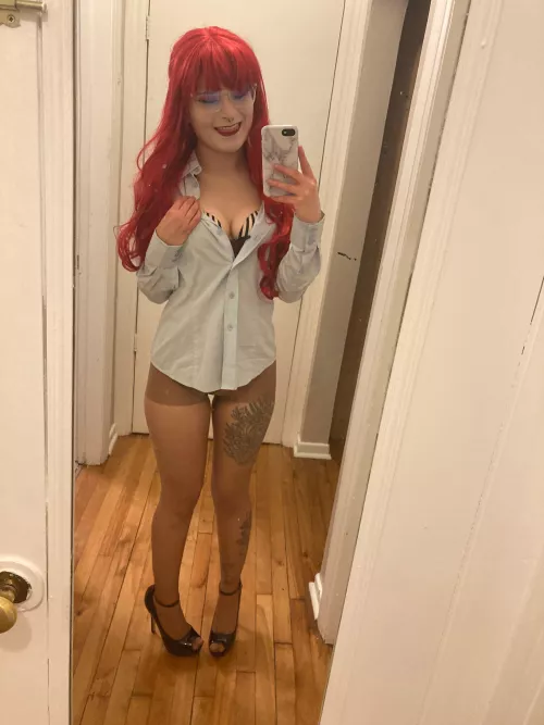 I think that heels, red hair, and glasses suit me!