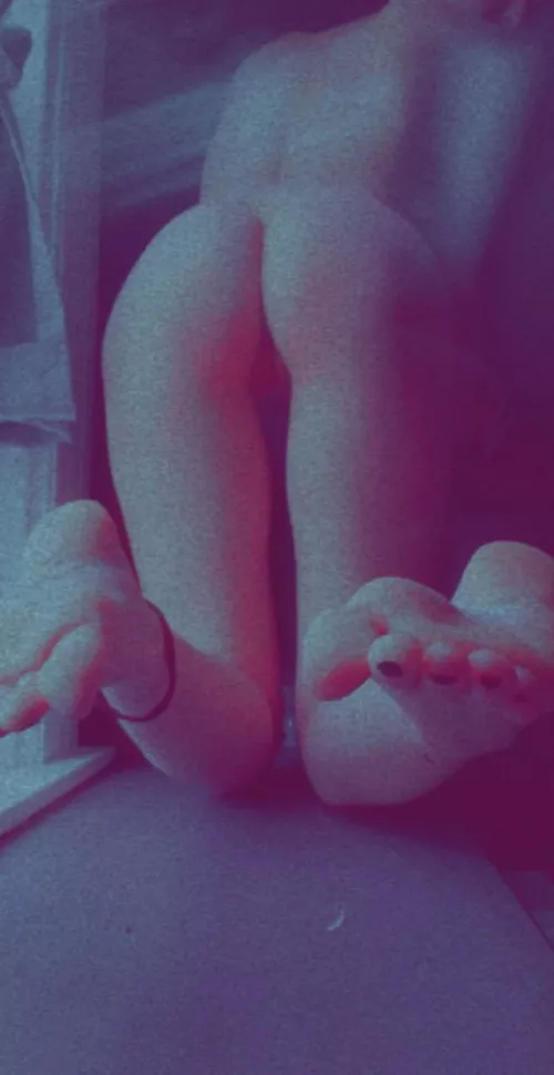 Lick my toes 💜