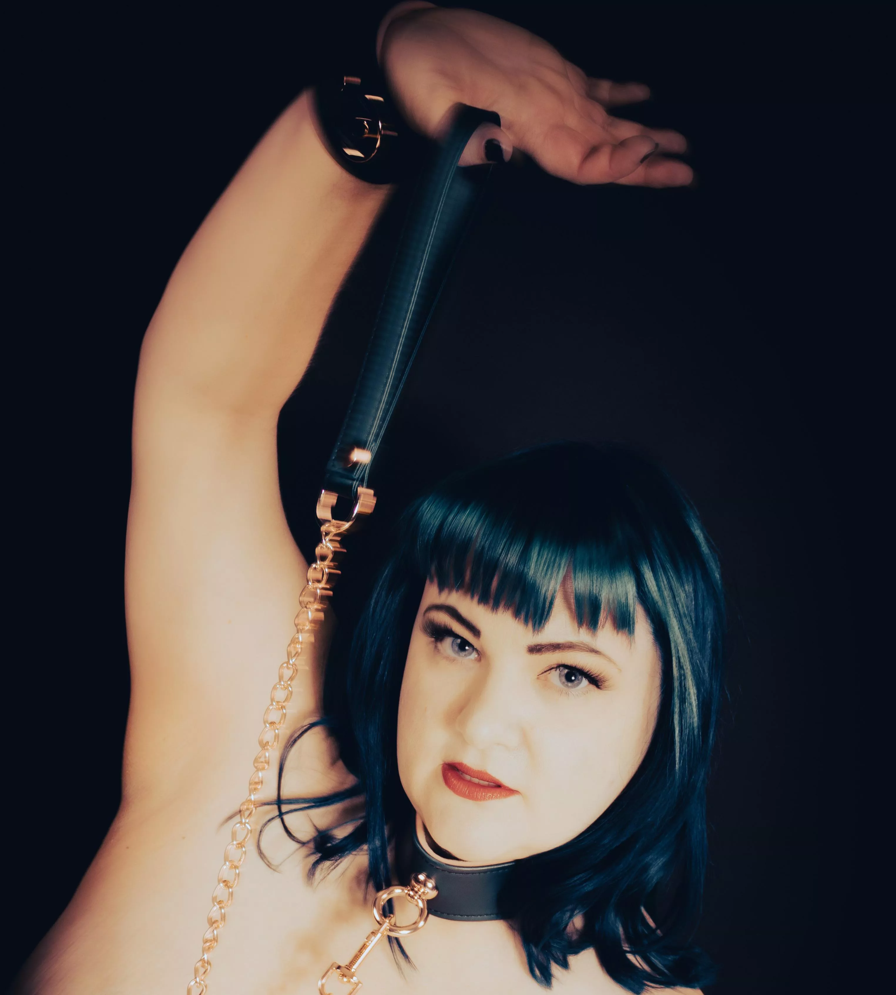 Love my green leather collar and matching cuffs 🥰