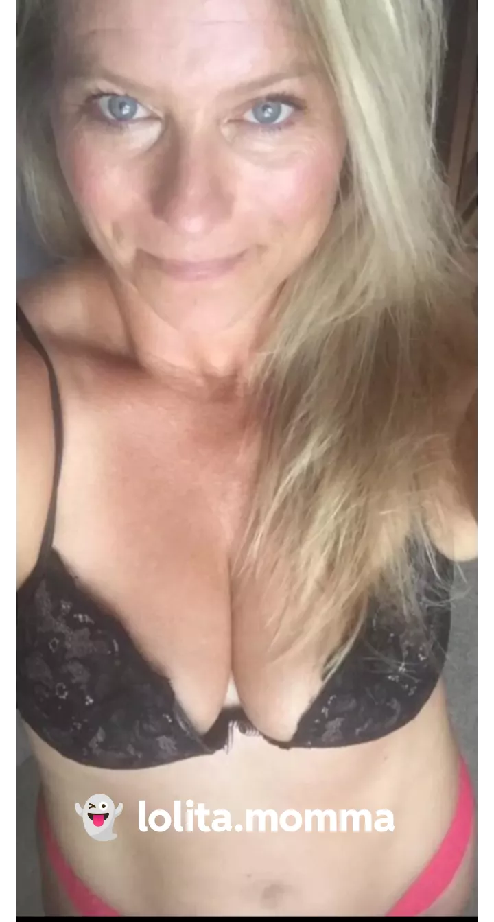 momma's daily content on sznapchat lolita.momma