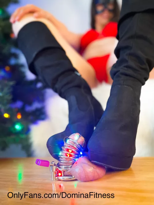 My take on Santa this year… where naughty boys get their balls crushed! 🥰🎄