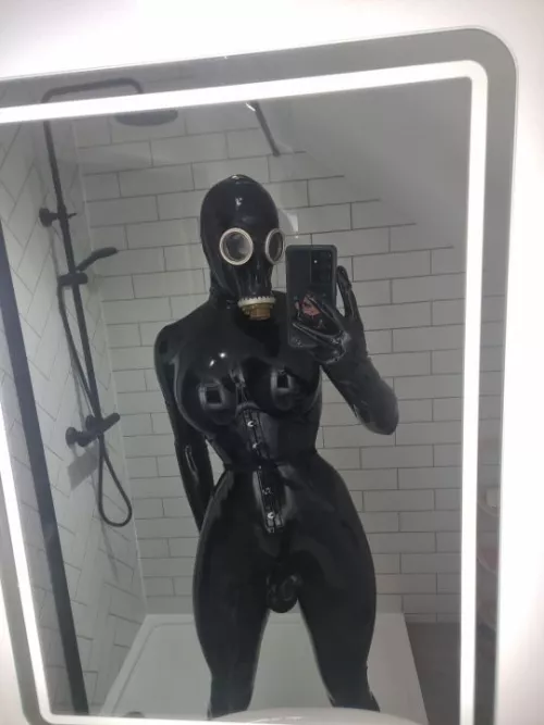 Something for the heavier rubber lovers, finally got myself a gasmask and absolutely adore it!