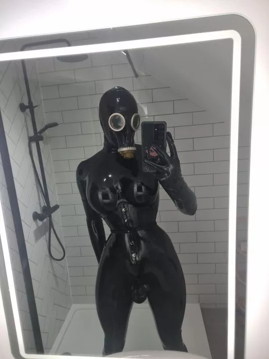 Something for the heavier rubber lovers, finally got myself a gasmask and absolutely adore it!