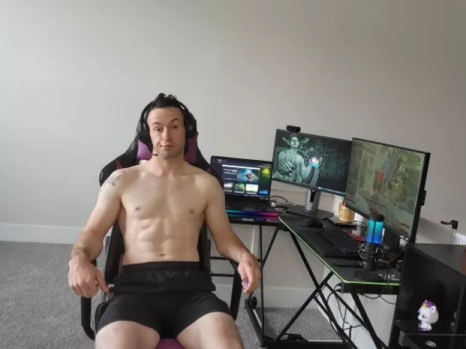 Sorry about the messy gamer hair 😅