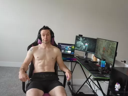 Sorry about the messy gamer hair 😅