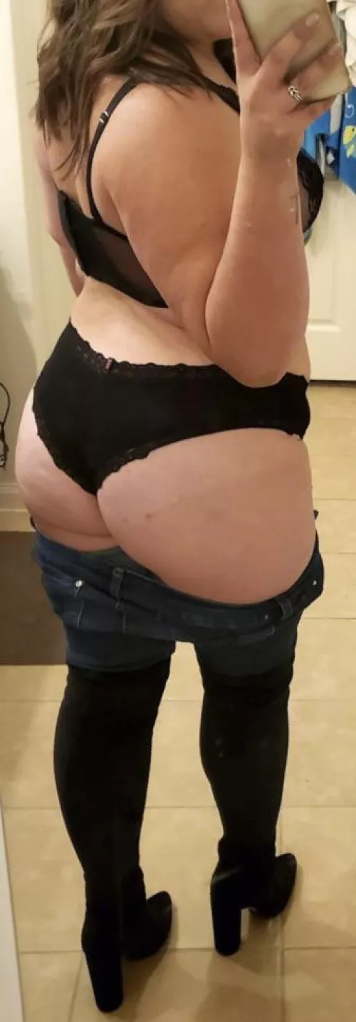 Trading gf pics in secret tele chat, must show face. Tele: illustriousmaximus