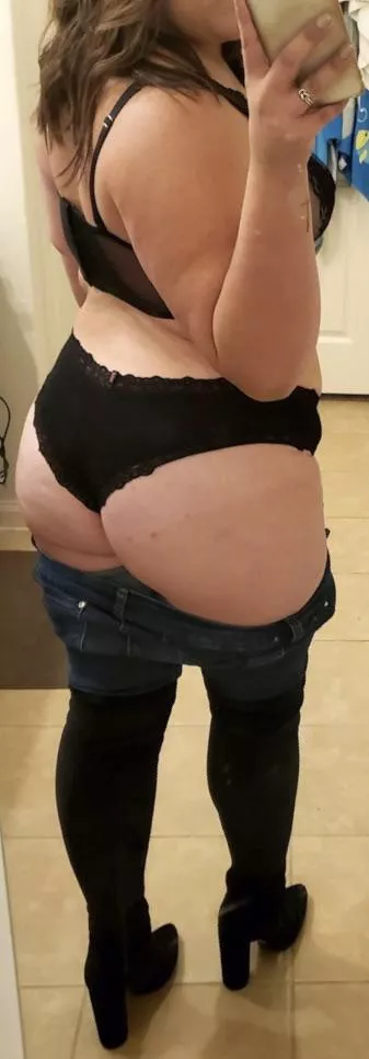 Trading gf pics in secret tele chat, must show face. Tele: illustriousmaximus