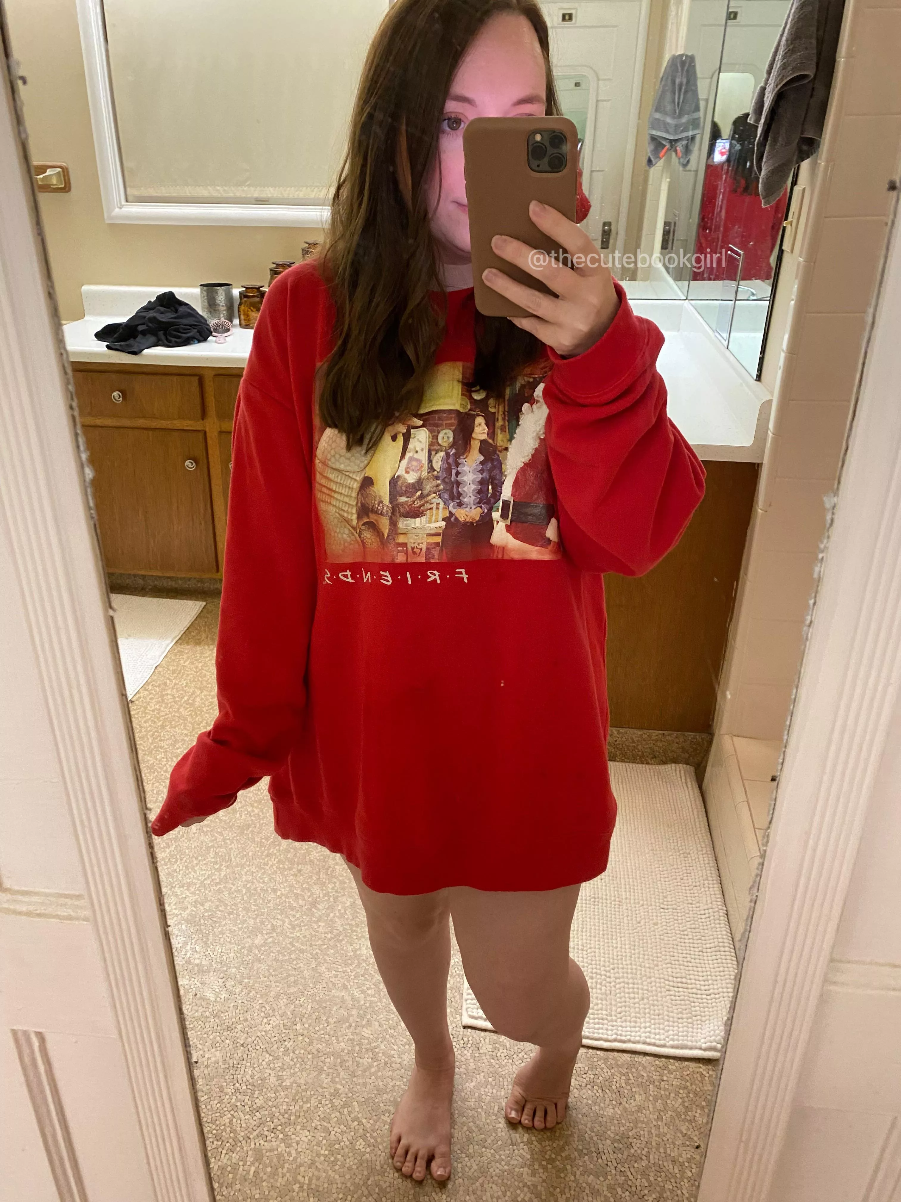 4’11 curvy little bookworm 🖤 let’s have some fun! Cum check out my newest video of me spreading my wet pussy open 🔗👇🏻