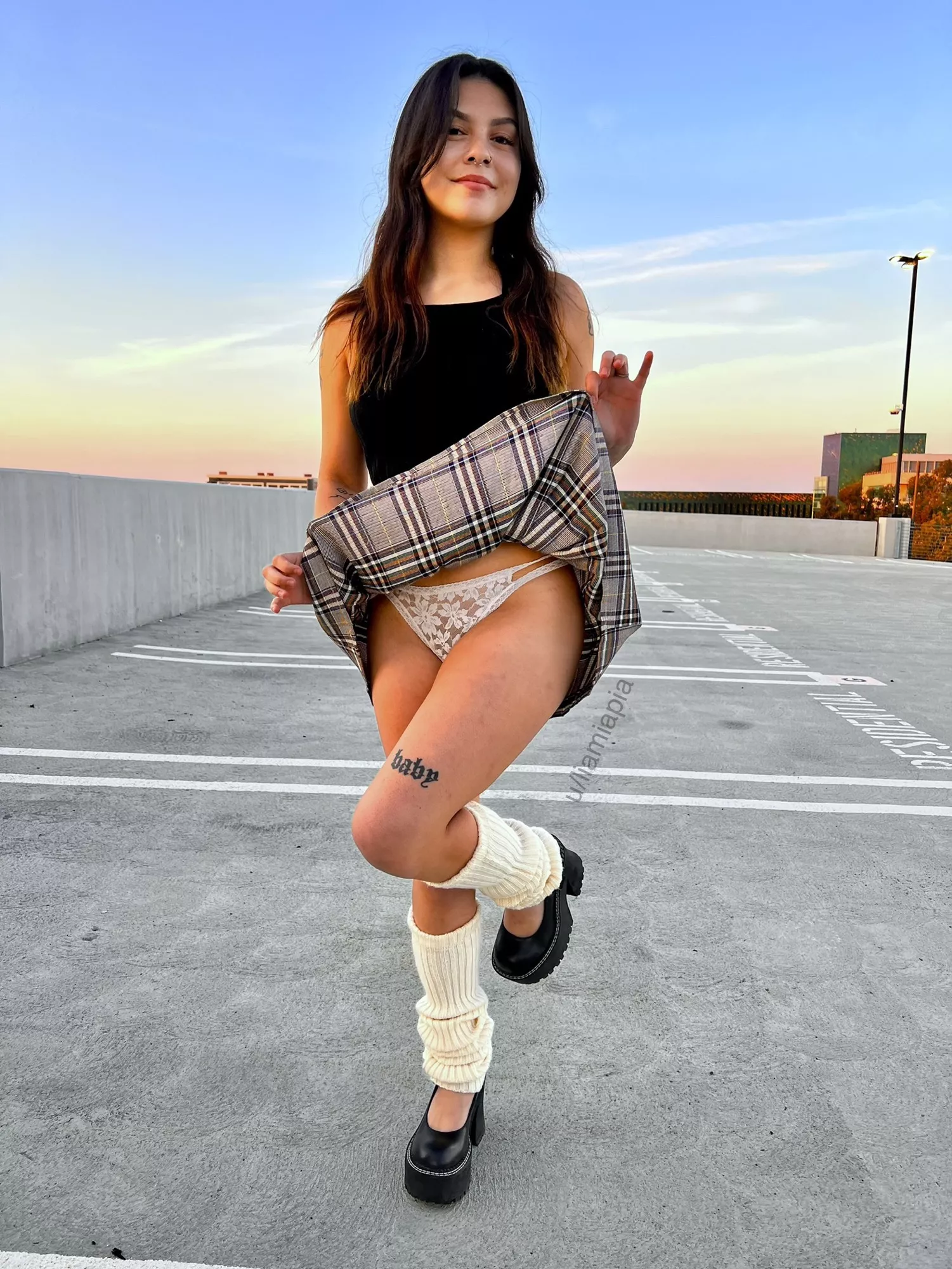 A quick peek under my skirt [f]