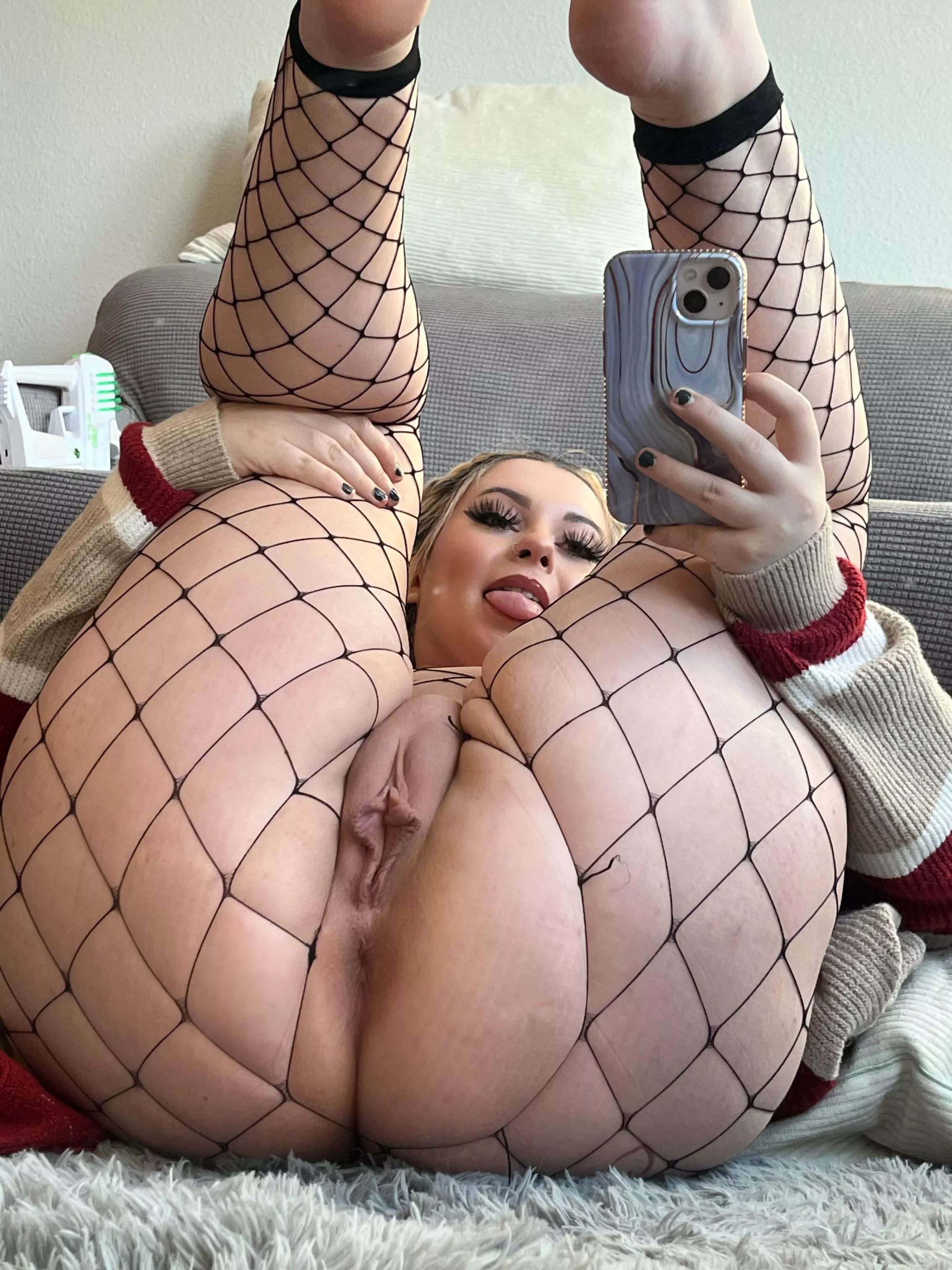 @baristanays I always wear fishnets