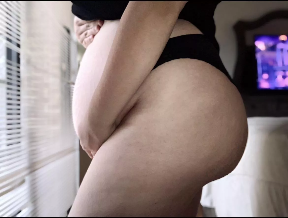 Beautiful baby curves 😘