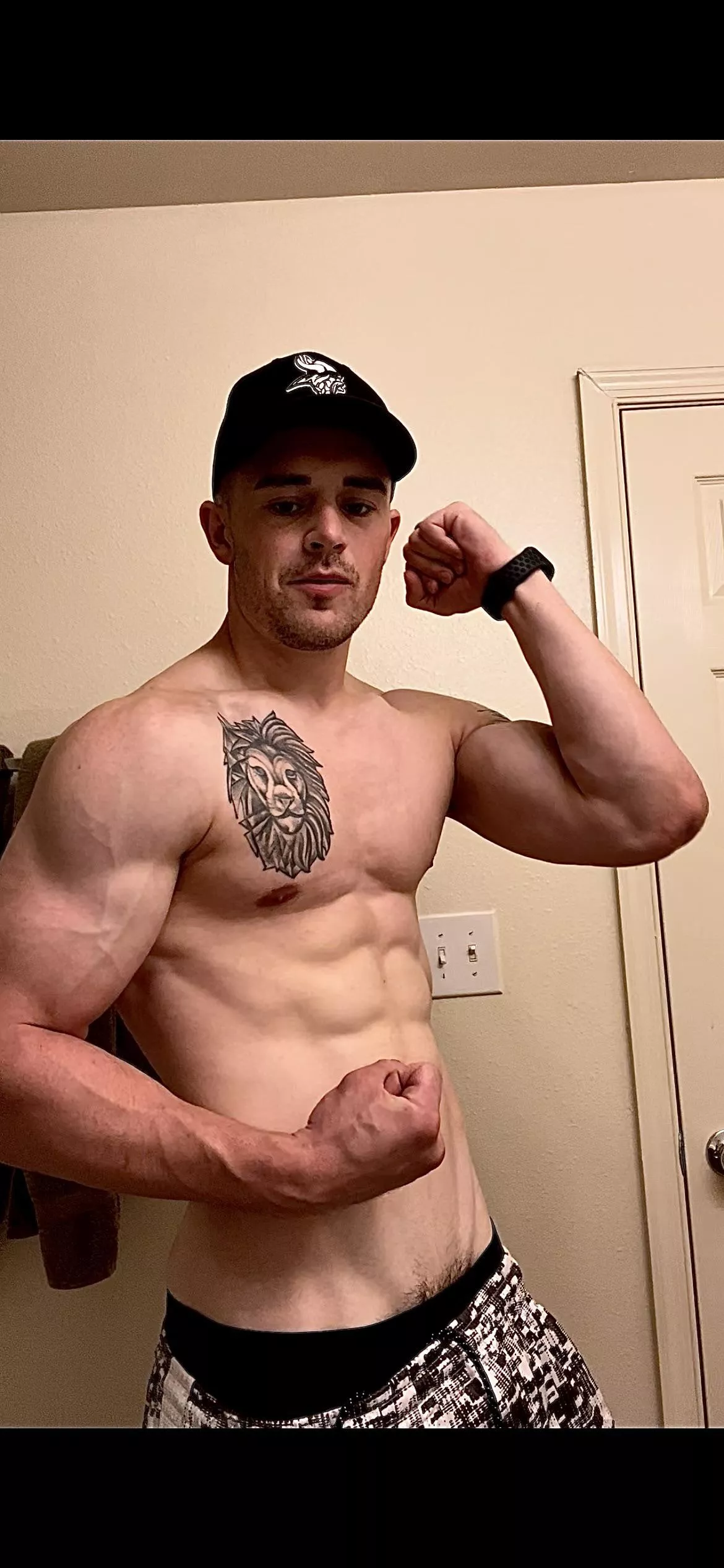 Before shower flex😅